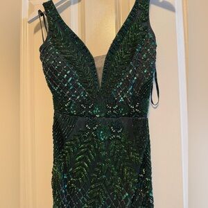 Beautiful emerald green beaded gown, gala, wedding guest, black tie. Size US 2